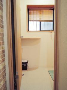 大阪市にあるHOTEL LUCKY / Vacation STAY 4266の窓とドアが付いた空の部屋