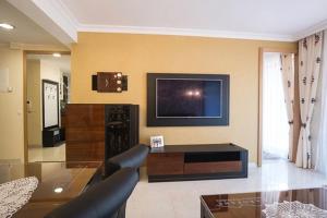 Televízia a/alebo spoločenská miestnosť v ubytovaní VIP Apartamenty POD KROKWIĄ SPA