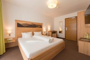 Postel nebo postele na pokoji v ubytování Alpinhotel Monte Superior - Silvretta Card Premium Betrieb