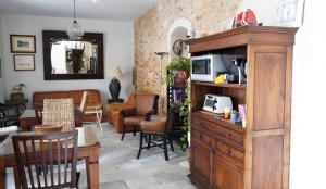 Hostal Trafalgar في بارباتي: غرفة معيشة مع مطبخ وغرفة معيشة مع ميكروويف