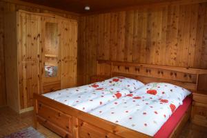 A bed or beds in a room at Ferienwohnung Suntinger