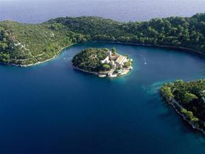 Skats uz naktsmītni Guesthouse Pomena no putna lidojuma