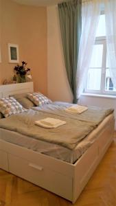 מיטה או מיטות בחדר ב-Apartment Úvoz Street 64