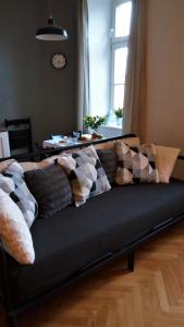 een bank met kussens erop in een woonkamer bij Apartment Úvoz Street 64 in Brno