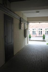 un pasillo vacío con una puerta en un edificio en Smartflat & New apartment city center, en Kaunas
