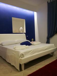 ルーヴォ・ディ・プーリアにあるLa Pignaの青い壁のベッドルーム1室(大型ベッド1台付)