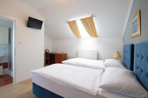 Postel nebo postele na pokoji v ubytování Hotel Vila Tina