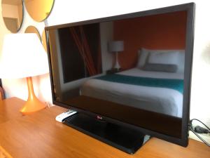 TV a/nebo společenská místnost v ubytování Howard Johnson by Wyndham Salem