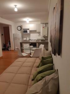 sala de estar con sofá y cocina en Magia III en Salta