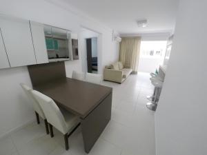 cocina y sala de estar con mesa y sillas en A083 - Recanto do Cardeal Apto 2 quarto - Bombas, en Bombinhas