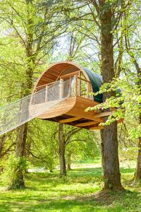 une cabane dans les arbres au milieu d'une forêt dans l'établissement Monchateau étoilé, hébergement insolite avec Spa, à Merlas