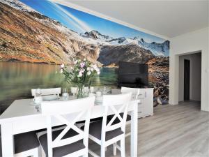 a dining room with a mountain view mural at VIP Apartamenty KRUPÓWKI in Zakopane