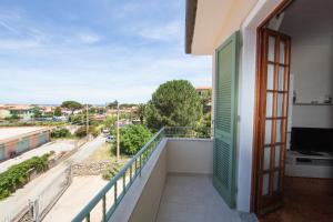 balcone con vista su una strada di Villetta il Gelsomino a Marciana Marina