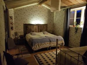 Una cama o camas en una habitación de Nygården B&B Hälsingegård