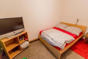 Schlafzimmer mit einem Bett und einem Flachbild-TV in der Unterkunft finkeshaus in Lüdinghausen