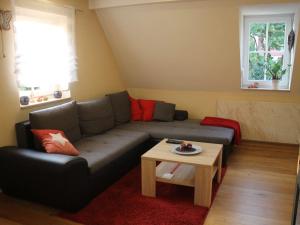 ein Wohnzimmer mit einem Sofa und einem Couchtisch in der Unterkunft Bella la vita in Schopfloch