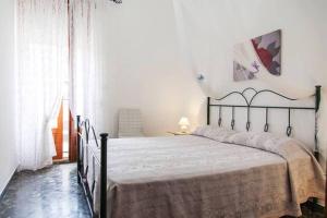 1 dormitorio con 1 cama grande en una habitación en Case Vacanza La Pajara, en Leuca