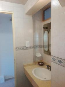 uma casa de banho com um lavatório e um espelho em Constancio Vigil em Mendoza
