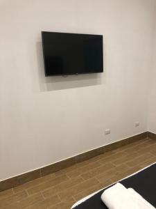 Televízia a/alebo spoločenská miestnosť v ubytovaní Casa Vacanze Riva Destra