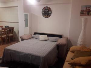 ログローニョにあるApartamento Logroñoのベッドルーム1室(ベッド1台、壁掛け時計付)
