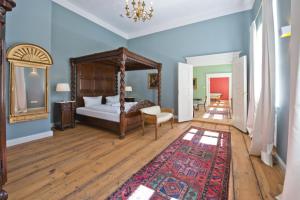 ein Schlafzimmer mit einem Himmelbett und einem Teppich in der Unterkunft Schloss Retzow Apartments in Retzow