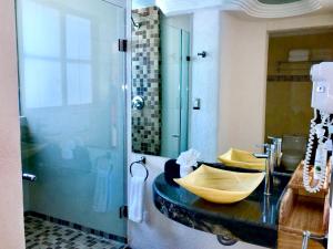 A bathroom at Hotel Blue Star Cancun