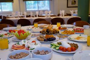 uma mesa com muitos pratos de comida em Ritz Hotel em Jerusalém