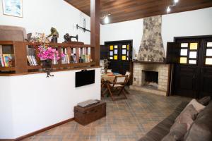 a living room with a couch and a fireplace at Sossego e aconchego ao lado do INHOTIM in Brumadinho