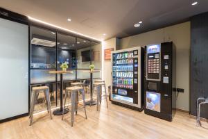 埃普拉特约布里加Airhostel Barcelona Airport 24h的配有自动售货机和凳子的饮料站