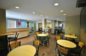 a restaurant with tables and chairs in a room at Desert Inn Tucumcari in Tucumcari