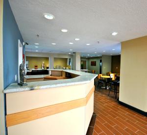 a bar in a living room with a dining room at Desert Inn Tucumcari in Tucumcari +19 photos