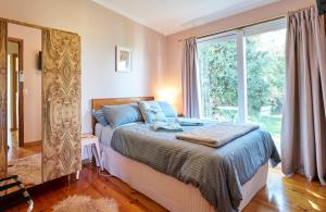 Far View - Pets, Linen, Wi-Fi, Netflix, Caravan房間的床