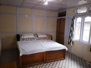 a small bedroom with a bed and a window at Vamoose Nehabo in Hāpoli
