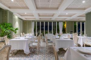 Restaurace v ubytování Au Lac Charner Hotel