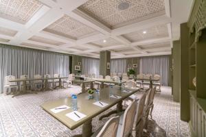 Restaurace v ubytování Au Lac Charner Hotel
