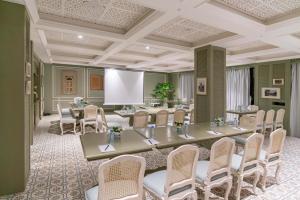 TV a/nebo společenská místnost v ubytování Au Lac Charner Hotel