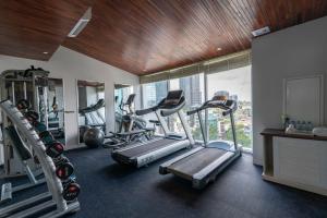Fitness centrum a/nebo fitness zařízení v ubytování Au Lac Charner Hotel