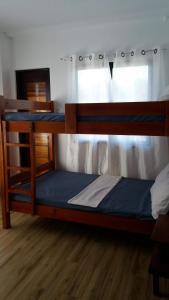 Bunk bed o mga bunk bed sa kuwarto sa Sienna's Flat and Transient House