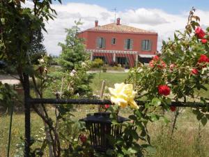 Vonkajšia záhrada v ubytovaní Hotel Santa Coloma del Camino