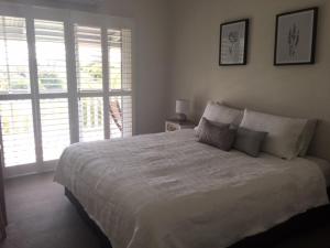 
A bed or beds in a room at Avocado Grove BnB
