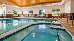 una piscina en un hotel con piscina cubierta en Best Western Wittenberg Inn, en Wittenberg