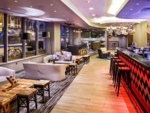 a restaurant with tables and chairs and a bar at ibis London City - Shoreditch in London
