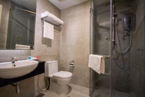 喬治市的住宿－Wifi精品酒店，浴室配有卫生间、盥洗盆和淋浴。