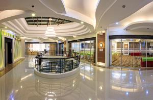 eine große Lobby mit einer Wendeltreppe in einem Gebäude in der Unterkunft Sarrosa International Hotel and Residential Suites in Cebu City
