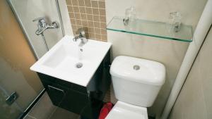 Ένα μπάνιο στο B&B Mongkok Hotel
