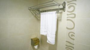 Ένα μπάνιο στο B&B Mongkok Hotel