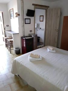 オリエーナにあるB&b barbaricino iun F1442のベッドルーム1室(白いベッド1台、タオル2枚付)