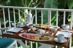 een tafel met borden en bekers erop bij Fort Heaven - Galle Fort in Galle