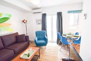 salon z kanapą, stołem i krzesłami w obiekcie Letmalaga Cappuccino w Maladze