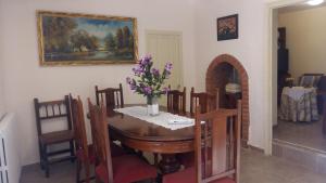 a dining room with a table with purple flowers on it at Hispanoconcucense in Teruel